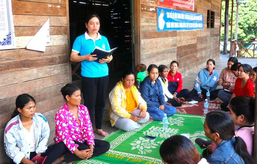 Cán bộ Hội Liên hiệp Phụ nữ xã Ya Ma, huyện Kông Chro tuyên truyền, phổ biến Luật hôn nhân và gia đình tới hội viên, phụ nữ làng Tờ Nùng Măng. Ảnh: Ngọc Minh Cán bộ Hội Liên hiệp Phụ nữ xã Ya Ma, huyện Kông Chro tuyên truyền, phổ biến Luật hôn nhân và gia đình tới hội viên, phụ nữ làng Tờ Nùng Măng. Ảnh: Ngọc Minh