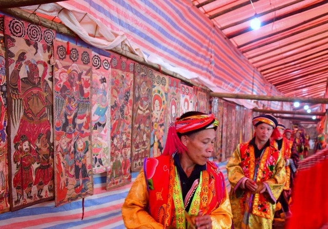 Các bộ tranh quý được treo trong lễ Tẩu Sai của người Dao ở Phìn Ngan. Ảnh: Lam Yên - Phong An Các bộ tranh quý được treo trong lễ Tẩu Sai của người Dao ở Phìn Ngan. Ảnh: Lam Yên - Phong An