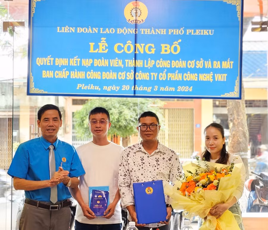 Lãnh đạo LĐLĐ TP. Pleiku trao quyết định thành lập Công đoàn cơ sở Công ty cổ phần Công nghệ Vkit. Ảnh: Đ.Y