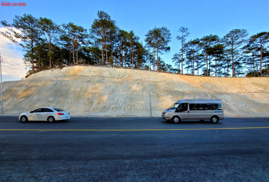 Dự án này đang được thi công liên tục. Một đoạn đèo Prenn gần Liên Khương đã kẻ vạch phân chia hướng lưu thông nhưng chưa có vạch phân làn phương tiện. Dự án này đang được thi công liên tục. Một đoạn đèo Prenn gần Liên Khương đã kẻ vạch phân chia hướng lưu thông nhưng chưa có vạch phân làn phương tiện.