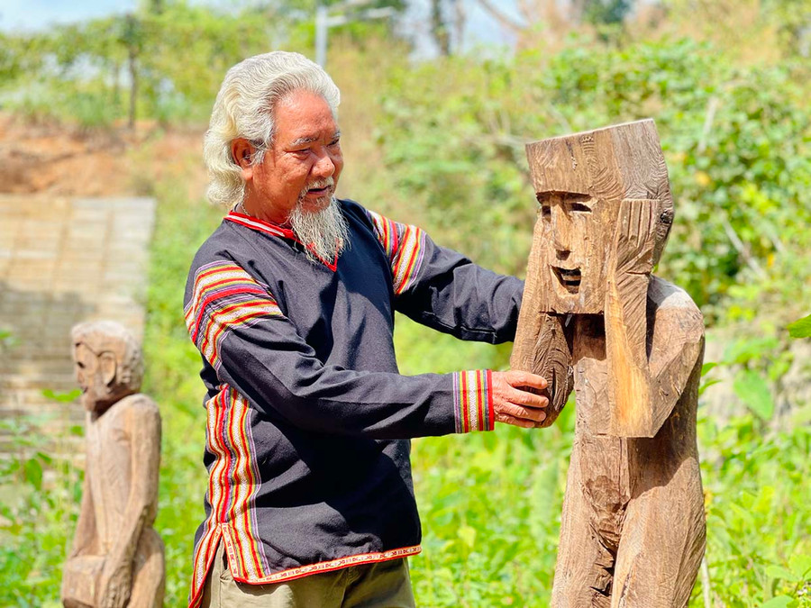 Ông R'Cơm Hmyơk là nghệ nhân tạc tượng giỏi nhất làng Ia Nueng, xã Biển Hồ. Ảnh: T.D Ông R'Cơm Hmyơk là nghệ nhân tạc tượng giỏi nhất làng Ia Nueng, xã Biển Hồ. Ảnh: T.D