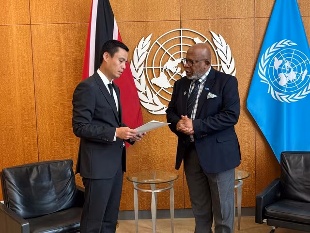 Chủ tịch Đại hội đồng Liên Hiệp Quốc khóa 78 Dennis Francis và Đại sứ Đặng Hoàng Giang