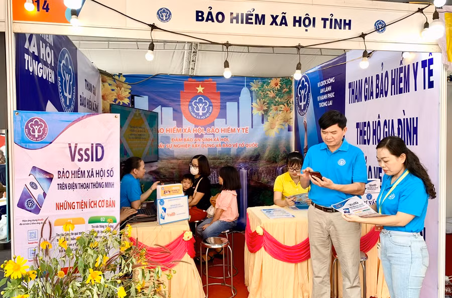 Tham gia gian hàng tại Hội chợ thương mại và giới thiệu sản phẩm nông nghiệp đặc trưng tỉnh, cán bộ BHXH tỉnh đã hỗ trợ, tư vấn chính sách BHXH, BHYT cho người dân. Ảnh: N.Y