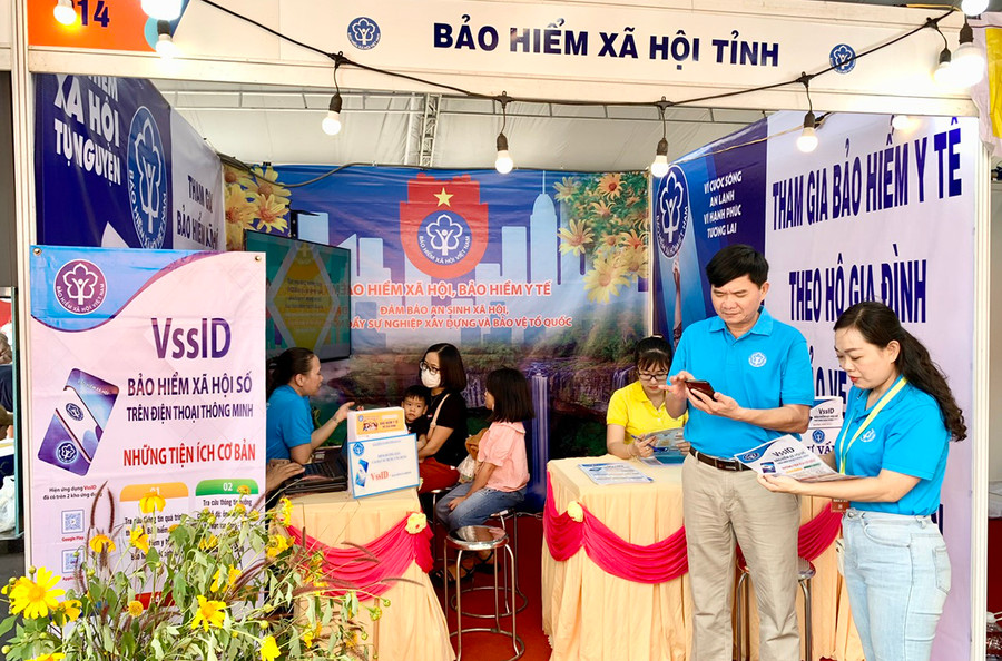 Tham gia gian hàng tại Hội chợ thương mại và giới thiệu sản phẩm nông nghiệp đặc trưng tỉnh, cán bộ BHXH tỉnh đã hỗ trợ, tư vấn chính sách BHXH, BHYT cho người dân. Ảnh: N.Y