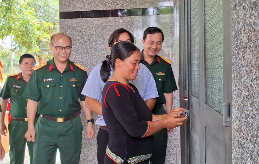 Chị Rơ Mah Pen phấn khởi khi được tài trợ kinh phí xây nhà “Đại đoàn kết”. Ảnh: Thiên Di Chị Rơ Mah Pen phấn khởi khi được tài trợ kinh phí xây nhà “Đại đoàn kết”. Ảnh: Thiên Di