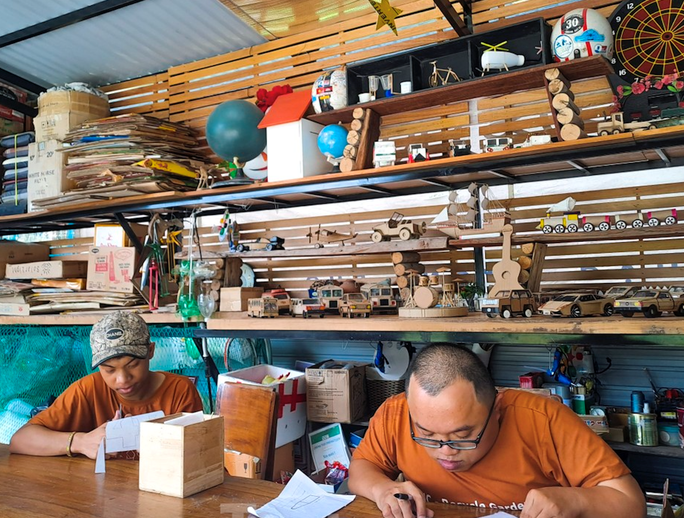 Những chai lọ, bao bì carton, giấy báo cũ, túi ni lông, vỏ kẹo… được biến hóa thành những mô hình, đồ dùng hữu ích