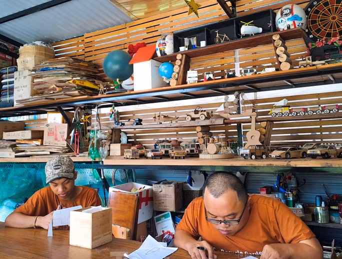 Những chai lọ, bao bì carton, giấy báo cũ, túi ni lông, vỏ kẹo… được biến hóa thành những mô hình, đồ dùng hữu ích