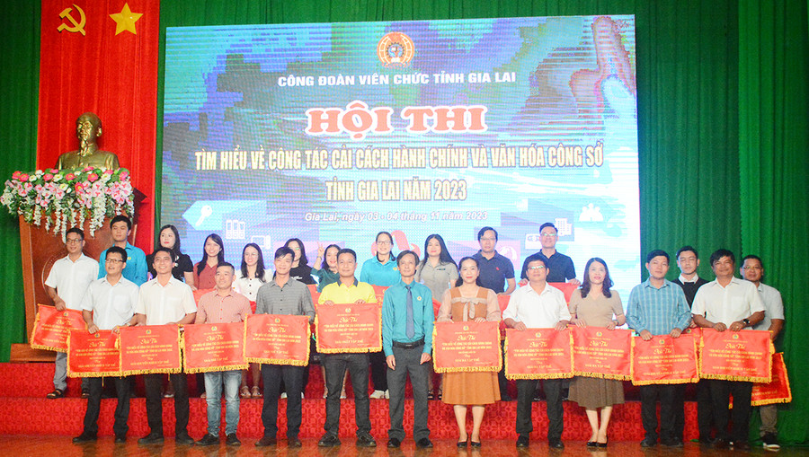 Ban tổ chức trao giải cho 23 đội thi tại lễ bế mạc. Ảnh: L.N Ban tổ chức trao giải cho 23 đội thi tại lễ bế mạc. Ảnh: L.N