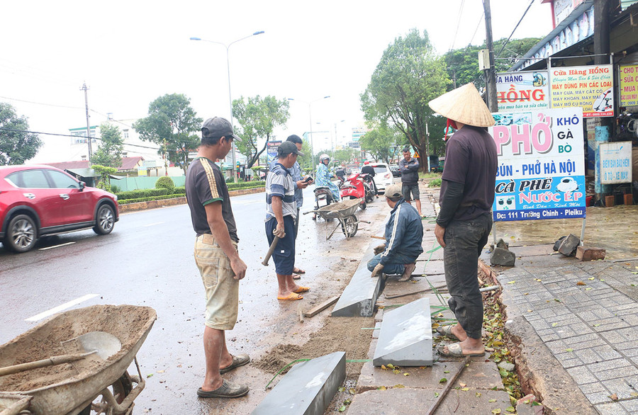 Dự án đầu tư bó vỉa, vỉa hè đường Trường Chinh cũng bị ảnh hưởng tiến độ do thời tiết mưa nhiều. Ảnh: Quang Tấn Dự án đầu tư bó vỉa, vỉa hè đường Trường Chinh cũng bị ảnh hưởng tiến độ do thời tiết mưa nhiều. Ảnh: Quang Tấn