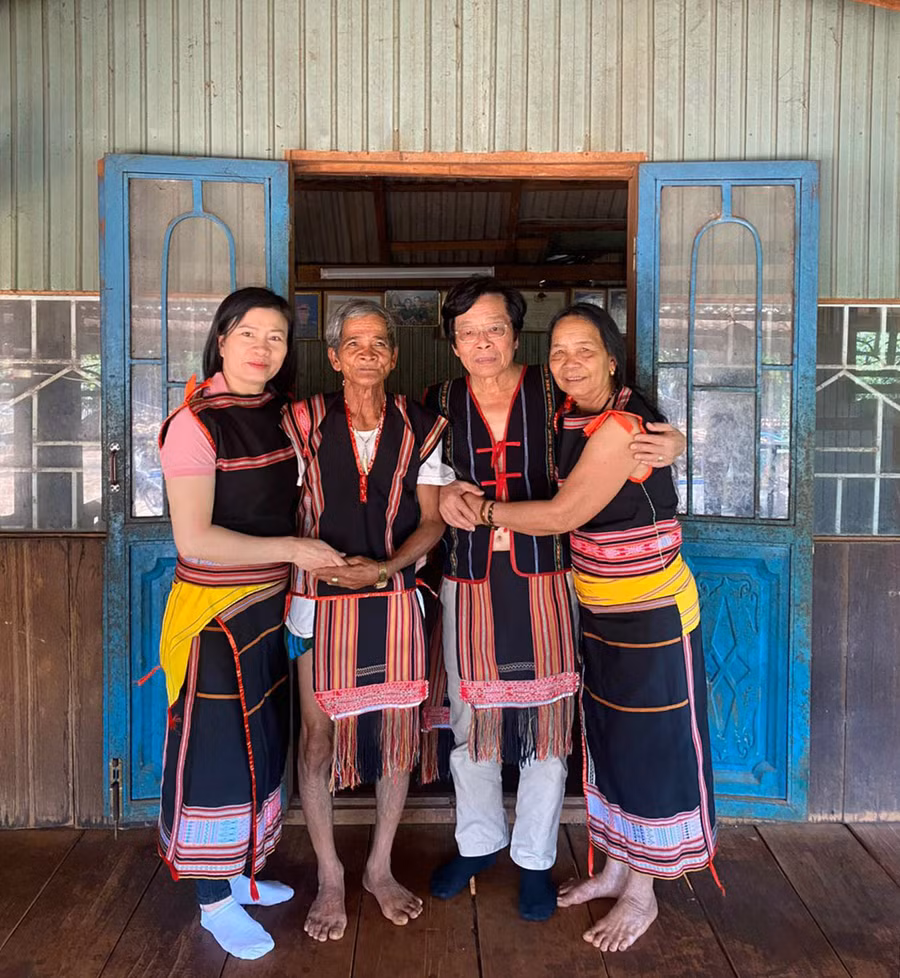 Tác giả (thứ 2 từ phải sang) cùng gia đình cựu chiến binh Rơ Chăm Hết. Ảnh: C.N