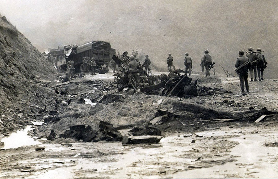 Một số phương tiện chiến tranh của địch bị ta chặn đánh trên đường 19 (ảnh tư liệu, N.Q.T sưu tầm). Một số phương tiện chiến tranh của địch bị ta chặn đánh trên đường 19 (ảnh tư liệu, N.Q.T sưu tầm).