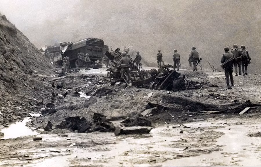 Một số phương tiện chiến tranh của địch bị ta chặn đánh trên đường 19 (ảnh tư liệu, N.Q.T sưu tầm). Một số phương tiện chiến tranh của địch bị ta chặn đánh trên đường 19 (ảnh tư liệu, N.Q.T sưu tầm).