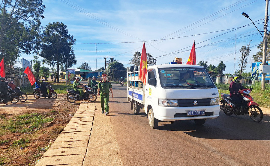 Xã Ia Pnôn ra quân trấn áp tội phạm. Ảnh: Thiên Di Xã Ia Pnôn ra quân trấn áp tội phạm. Ảnh: Thiên Di