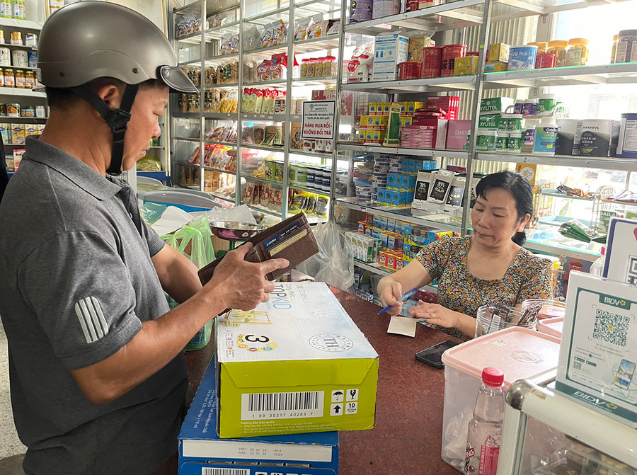 Giá sữa liên tục tăng đang tạo áp lực lên chi tiêu của người tiêu dùng. Ảnh: Vũ Thảo Giá sữa liên tục tăng đang tạo áp lực lên chi tiêu của người tiêu dùng. Ảnh: Vũ Thảo