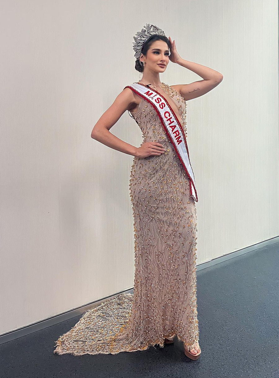 Đương kim Hoa hậu Sắc đẹp Quốc tế - Miss Charm 2023 Luma Russo nổi bật trong buổi chụp hình với nhan sắc xinh đẹp, mặn mà. Cô diện bộ váy đính kết tỉ mỉ, tôn lên vẻ đẹp dịu dàng. Khi vừa tới Indonesia, người đẹp Brazil gặp sự cố bị gãy vương miện.