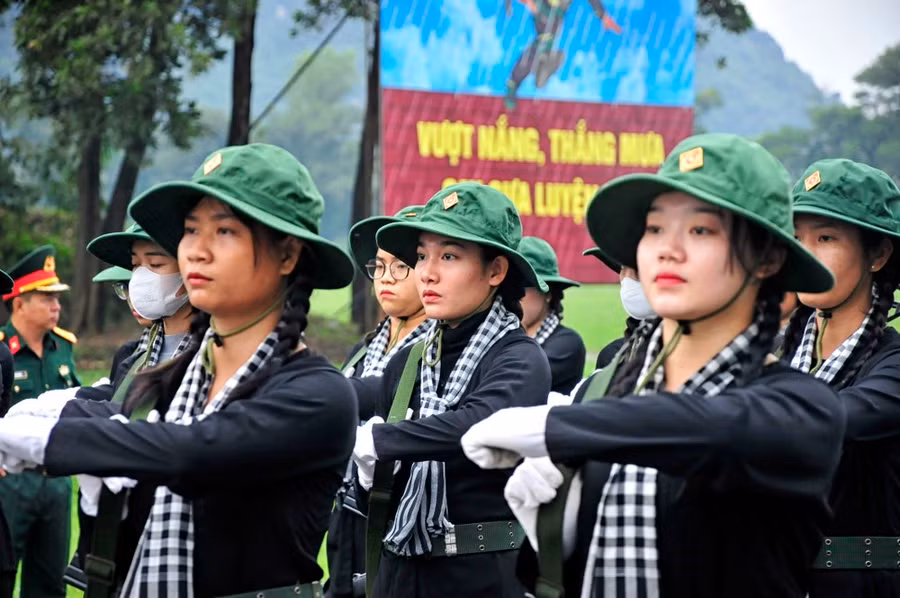 Từ thành phố mang tên Bác, Khối nữ du kích miền Nam đang dần thích nghi với khí hậu của miền Bắc, hăng hái luyện tập trên thao trường. Ảnh: HỮU TÂN