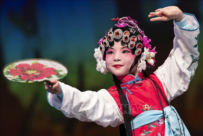 Nghệ sĩ nhí biểu diễn nghệ thuật đón Tết Nguyên đán tại Richmond Hill, Ontario, Canada. Ảnh: THX/TTXVN Nghệ sĩ nhí biểu diễn nghệ thuật đón Tết Nguyên đán tại Richmond Hill, Ontario, Canada. Ảnh: THX/TTXVN