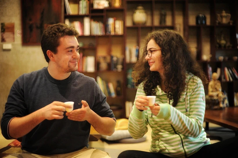 Du khách quốc tế trải nghiệm trà Việt Nam. (Ảnh: Mai Mai/Vietnam+) Du khách quốc tế trải nghiệm trà Việt Nam. (Ảnh: Mai Mai/Vietnam+)