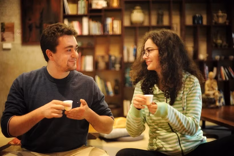 Du khách quốc tế trải nghiệm trà Việt Nam. (Ảnh: Mai Mai/Vietnam+)