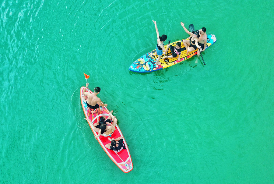 Chèo SUP đang trở thành hot trend đối với du khách và người dân tại xã đảo Tam Hải. Ảnh: Đ.Y