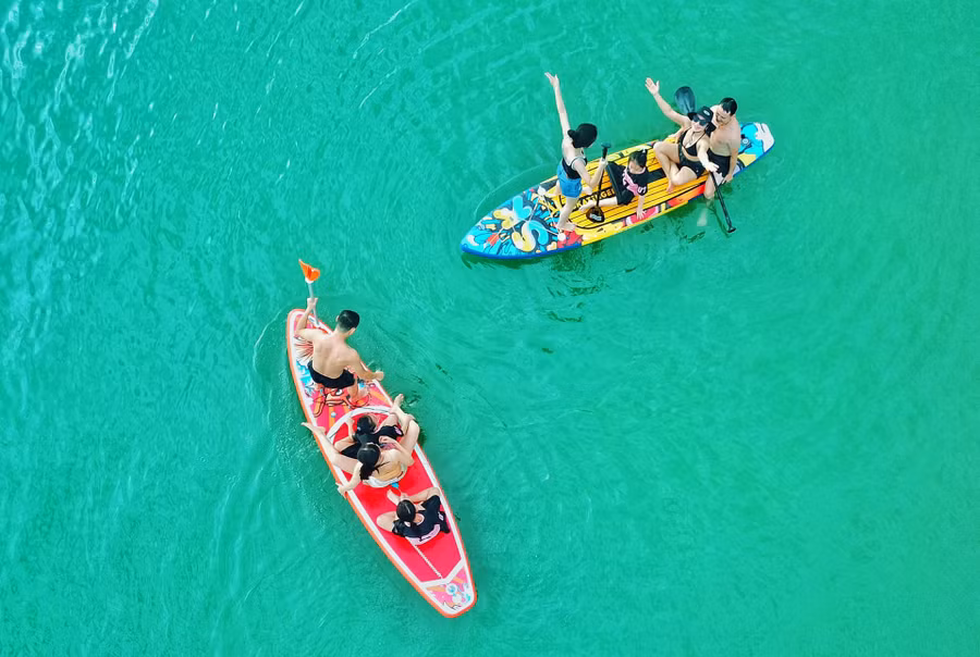 Chèo SUP đang trở thành hot trend đối với du khách và người dân tại xã đảo Tam Hải. Ảnh: Đ.Y Chèo SUP đang trở thành hot trend đối với du khách và người dân tại xã đảo Tam Hải. Ảnh: Đ.Y