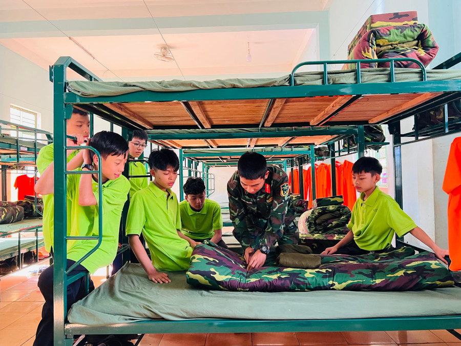 Các học viên được hướng dẫn cách gấp mùng, mền. Ảnh: Phan Lài Các học viên được hướng dẫn cách gấp mùng, mền. Ảnh: Phan Lài