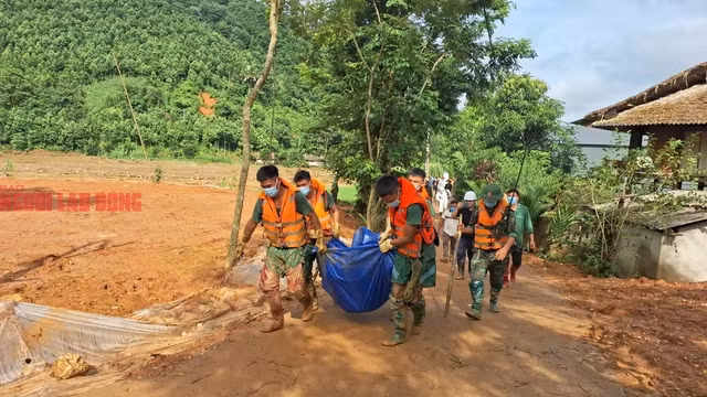 Sáng 12-9, lực lượng quân đội tìm thấy một thi thể và bàn giao cho gia đình để lo hậu sự - Ảnh: Văn Duẩn