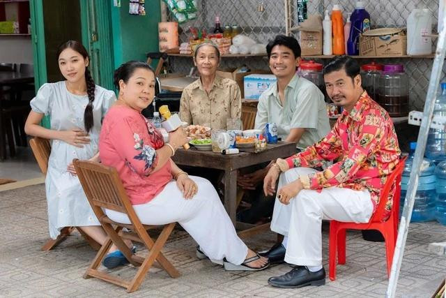 Tiết Cương cùng các diễn viên của Lật mặt 7: Một điều ước. Ảnh FBNV Tiết Cương cùng các diễn viên của Lật mặt 7: Một điều ước. Ảnh FBNV