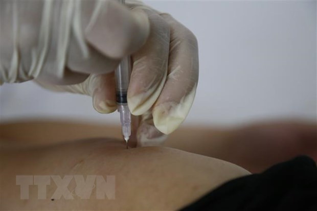 Tiêm vaccine COVID-19 cho người dân. (Ảnh: Nam Sương/TTXVN) Tiêm vaccine COVID-19 cho người dân. (Ảnh: Nam Sương/TTXVN)