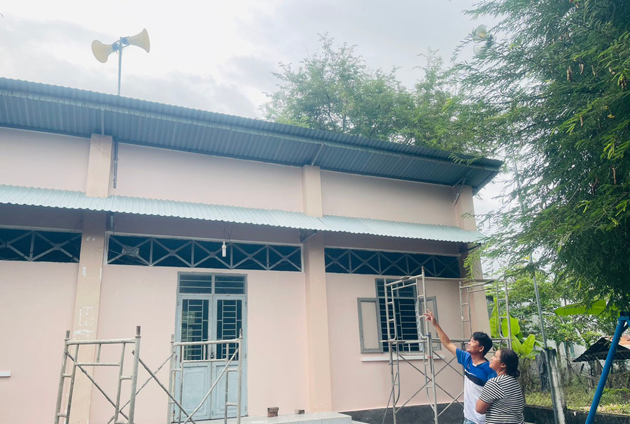 Hệ thống loa truyền thanh không dây được lắp đặt tại Nhà sinh hoạt cộng đồng của buôn Phu Ma Nher 2 giúp người dân tiếp cận thông tin kịp thời, chính xác. Ảnh: Vũ Chi Hệ thống loa truyền thanh không dây được lắp đặt tại Nhà sinh hoạt cộng đồng của buôn Phu Ma Nher 2 giúp người dân tiếp cận thông tin kịp thời, chính xác. Ảnh: Vũ Chi