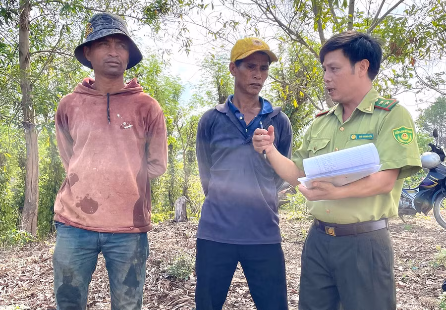 Cán bộ Kiểm lâm huyện tuyên truyền, vận động người dân nhận khoán tích cực tham gia quản lý, bảo vệ rừng. Ảnh: Minh Phương