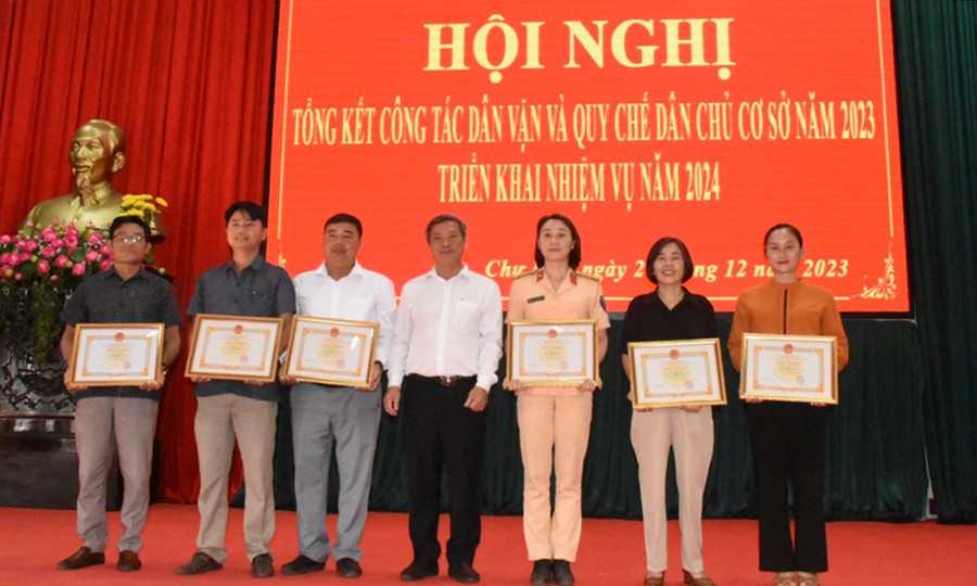 Phó Chủ tịch UBND huyện Chư Păh Nguyễn Ngọc Thanh trao giấy khen cho các tập thể, cá nhân có thành tích tốt trong phong trào thi đua “Dân vận khéo” năm 2023. Ảnh: Đ.Y Phó Chủ tịch UBND huyện Chư Păh Nguyễn Ngọc Thanh trao giấy khen cho các tập thể, cá nhân có thành tích tốt trong phong trào thi đua “Dân vận khéo” năm 2023. Ảnh: Đ.Y
