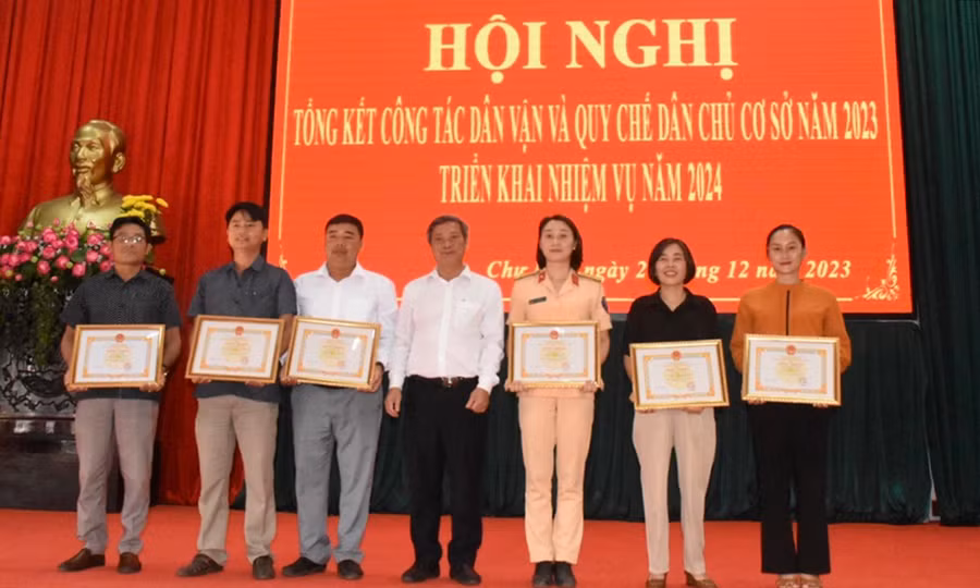 Phó Chủ tịch UBND huyện Chư Păh Nguyễn Ngọc Thanh trao giấy khen cho các tập thể, cá nhân có thành tích tốt trong phong trào thi đua “Dân vận khéo” năm 2023. Ảnh: Đ.Y