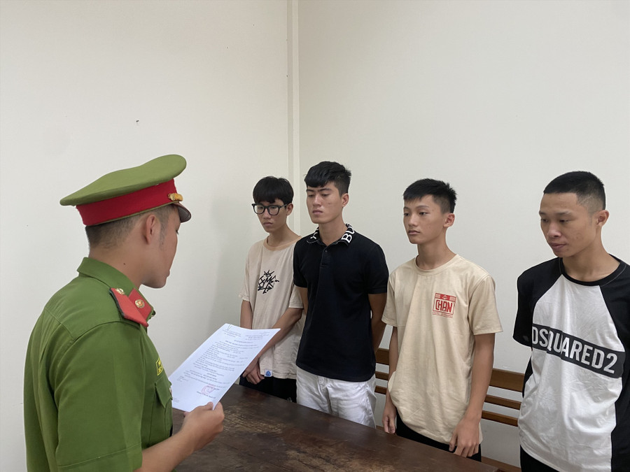 Cơ quan Cảnh sát điều tra Công an quận Sơn Trà tống đạt quyết định khởi tố bị can, bắt tạm giam các đối tượng. Ảnh Khánh Ngọc Cơ quan Cảnh sát điều tra Công an quận Sơn Trà tống đạt quyết định khởi tố bị can, bắt tạm giam các đối tượng. Ảnh Khánh Ngọc