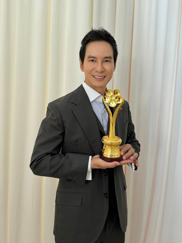 Đạo diễn Lý Hải bên tượng Mai Vàng Đạo diễn Lý Hải bên tượng Mai Vàng