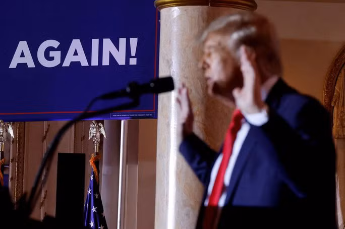 Ông Donald Trump thông báo tái tranh cử tổng thống Mỹ vào năm 2024 trong sự kiện tại dinh thự Mar-a-Lago ở Florida vào ngày 15-11-2022. Ảnh REUTERS
