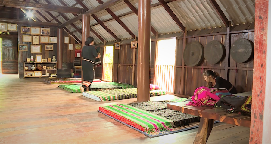 Một số người đã tân trang lại, tận dụng nhà dài để phục vụ khách du lịch. Ảnh: Bảo Trung