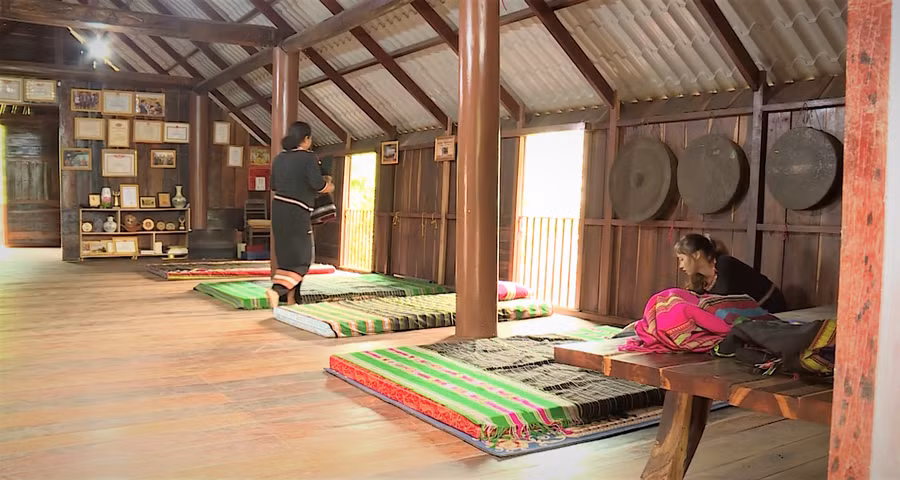 Một số người đã tân trang lại, tận dụng nhà dài để phục vụ khách du lịch. Ảnh: Bảo Trung