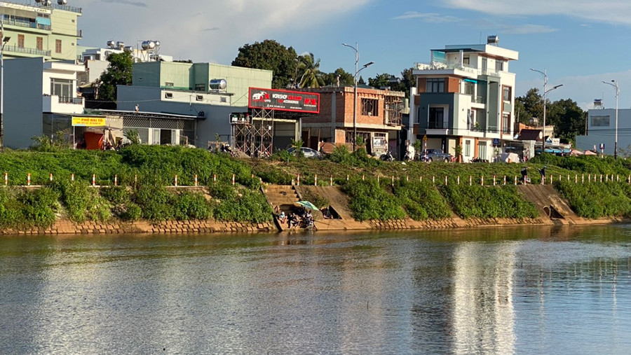 Khu vực bờ kè suối Hội Phú là điểm câu cá thú vị ngay trong lòng TP. Pleiku. Ảnh: S.C