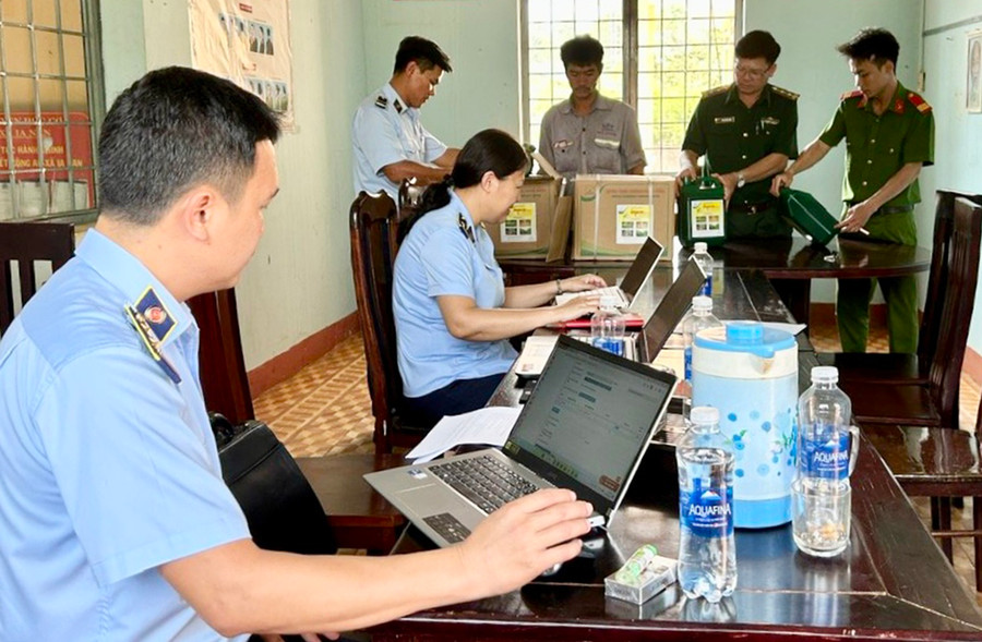 Việc phối hợp kiểm tra nhằm phát hiện kịp thời các hành vi kinh doanh hàng cấm, hàng lậu, hàng giả, hàng không rõ nguồn gốc, xuất xứ. Ảnh: Vũ Thảo Việc phối hợp kiểm tra nhằm phát hiện kịp thời các hành vi kinh doanh hàng cấm, hàng lậu, hàng giả, hàng không rõ nguồn gốc, xuất xứ. Ảnh: Vũ Thảo