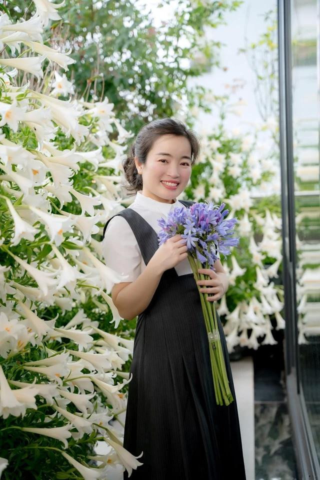 Chị Liên chụp hình kỷ niệm với vườn hoa của mình. ẢNH NVCC Chị Liên chụp hình kỷ niệm với vườn hoa của mình. ẢNH NVCC