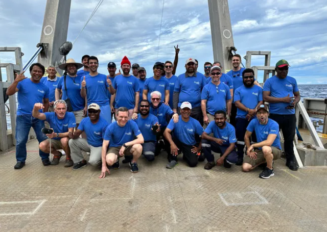 Giáo sư Đại học Harvard tìm được mảnh vỡ từ công nghệ của người ngoài hành tinh? - Ảnh 2. Đội ngũ tìm kiếm mảnh vỡ thiên thạch ở Tây Thái Bình Dương. Ảnh: ĐẠI HỌC HARVARD