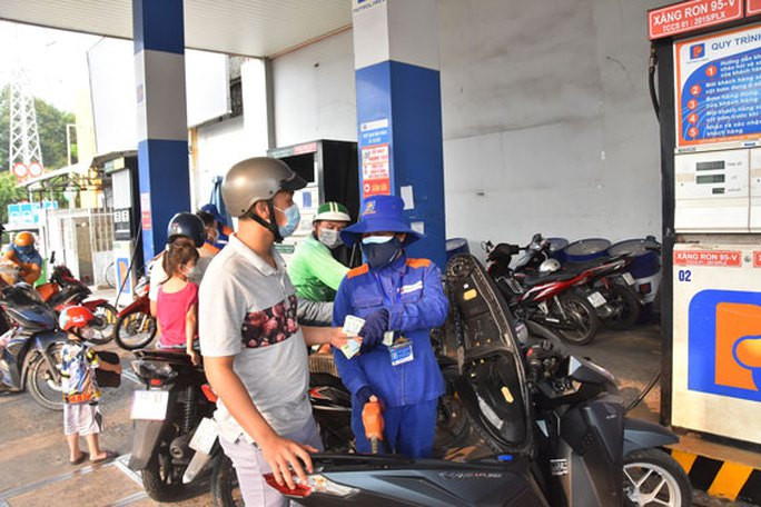 Giá xăng tăng lần thứ 6 liên tiếp - Ảnh 1. Giá xăng tiếp tục tăng từ 15 giờ ngày 5-9