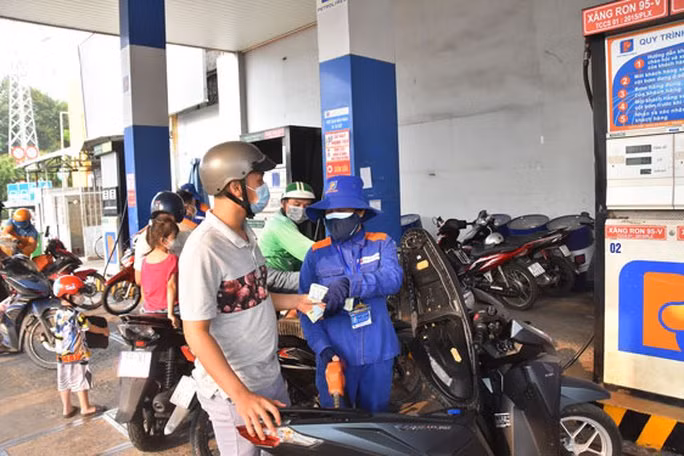 Giá xăng tiếp tục tăng từ 15 giờ ngày 5-9
