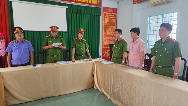 Điều tra viên đọc lệnh khởi tố, bắt tạm giam bị can Trần Thanh Liêm Điều tra viên đọc lệnh khởi tố, bắt tạm giam bị can Trần Thanh Liêm