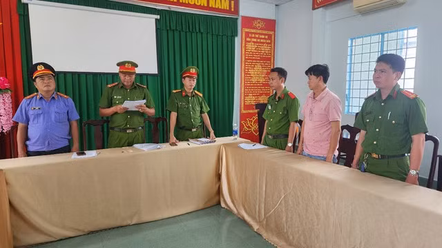 Điều tra viên đọc lệnh khởi tố, bắt tạm giam bị can Trần Thanh Liêm Điều tra viên đọc lệnh khởi tố, bắt tạm giam bị can Trần Thanh Liêm