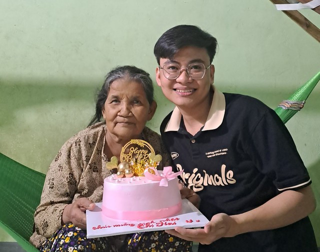 Bà ngoại là người nuôi nấng và chăm sóc Dân trong suốt hơn 20 năm qua Bà ngoại là người nuôi nấng và chăm sóc Dân trong suốt hơn 20 năm qua