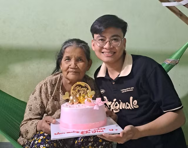 Bà ngoại là người nuôi nấng và chăm sóc Dân trong suốt hơn 20 năm qua