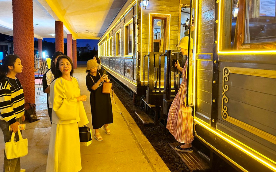 Những du khách khám phá ga Đà Lạt về đêm. Ảnh: ĐOÀN KIÊN