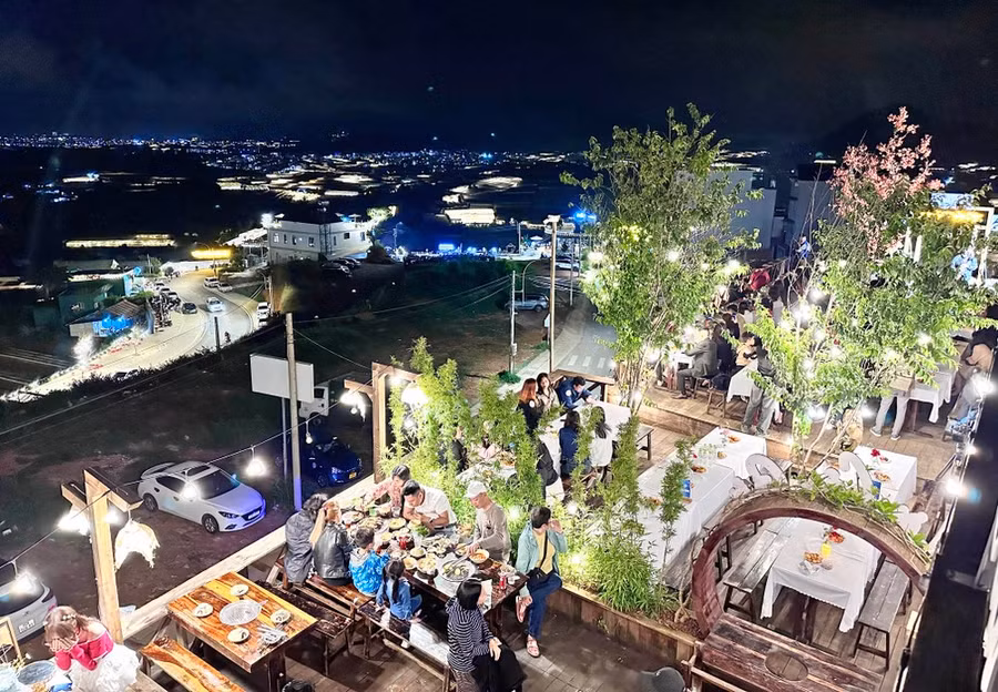 Xóm Lèo (khu dân cư Huỳnh Tấn Phát, phường 11), một trong những địa điểm bậc nhất để ngắm Đà Lạt về đêm. Ảnh: ĐOÀN KIÊN